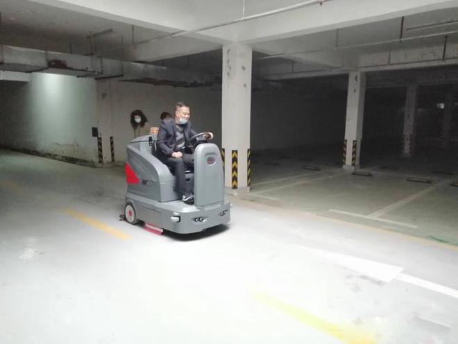 湘西小区物业保洁不用人力改用驾驶式洗地机了